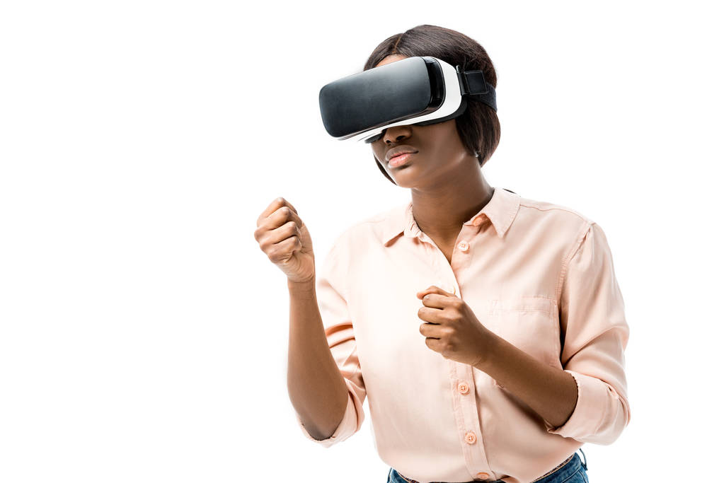 femme afro-américaine en chemise avec casque de réalité virtuelle montrant les poings isolés sur blanc
  - Photo, image