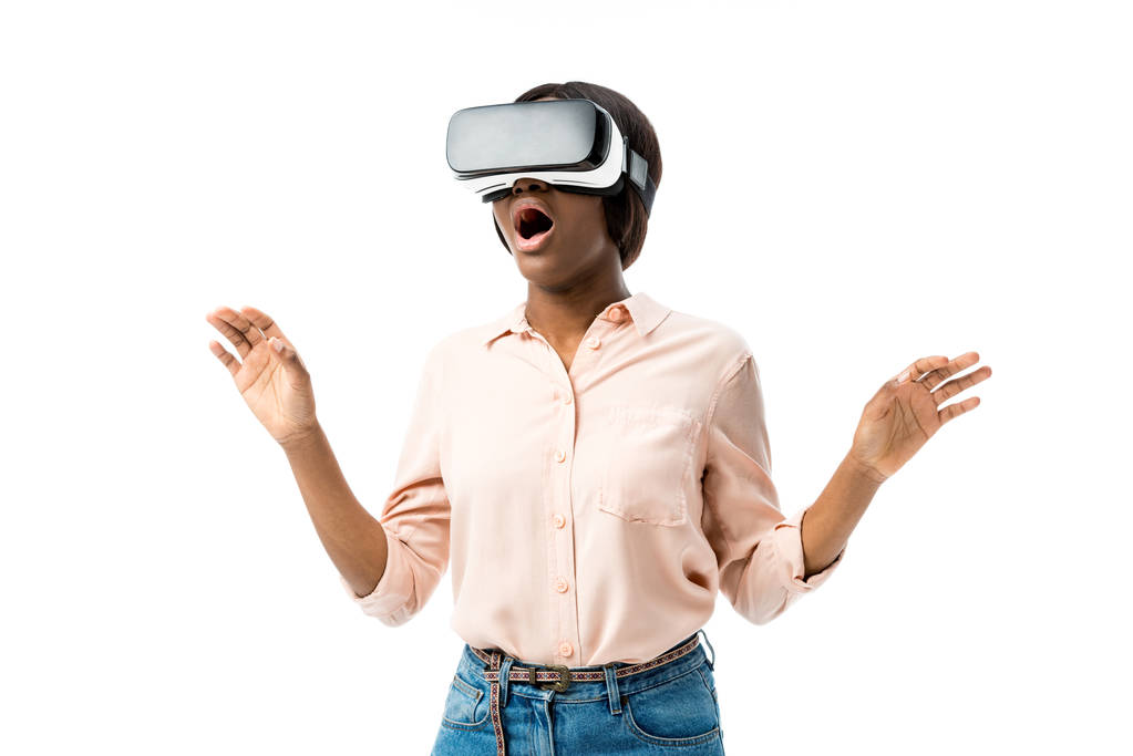 mujer afroamericana conmocionada en camisa con auriculares de realidad virtual aislados en blanco
  - Foto, Imagen