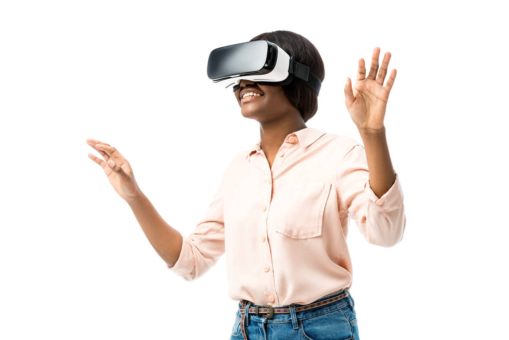 улыбающаяся африканская американка в футболке с гарнитурой виртуальной реальности, изолированной на белом
  - Фото, изображение