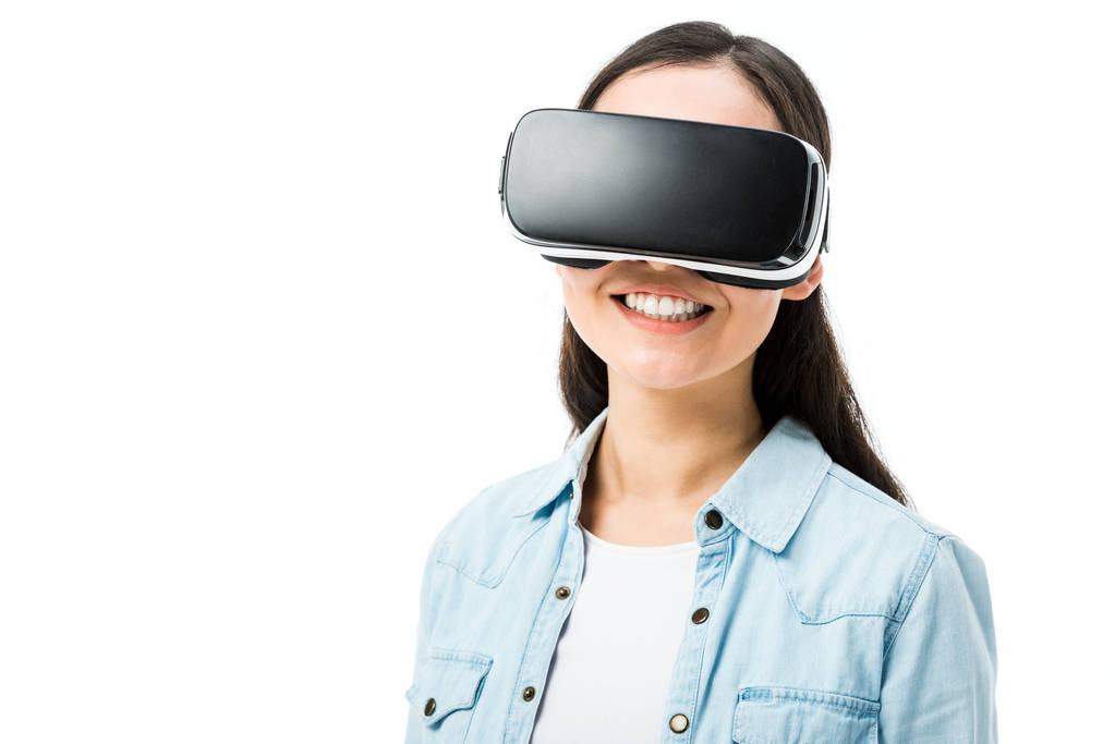 nő farmeringben virtuális valóság headset mosoly elszigetelt fehér  - Fotó, kép