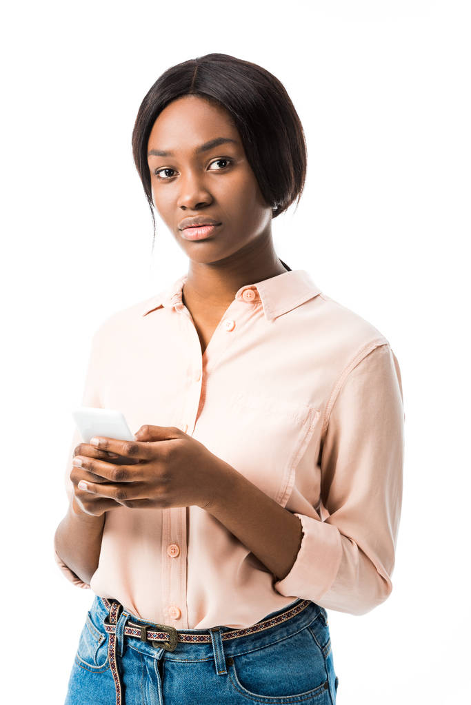 femme afro-américaine en chemise tenant smartphone isolé sur blanc
  - Photo, image