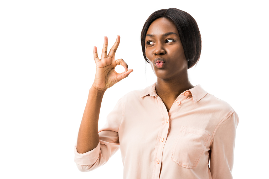 impactado mujer afroamericana mostrando ok gesto aislado en blanco
  - Foto, Imagen