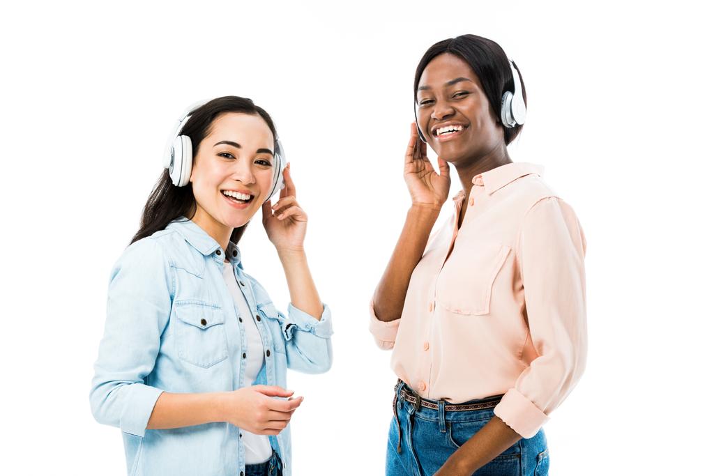 sorridente asiatico e africano americano amici ascolto musica in cuffie isolato su bianco
  - Foto, immagini