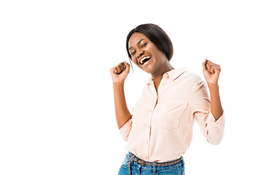 femme afro-américaine souriante montrant un geste oui et regardant la caméra isolée sur blanc
  - Photo, image