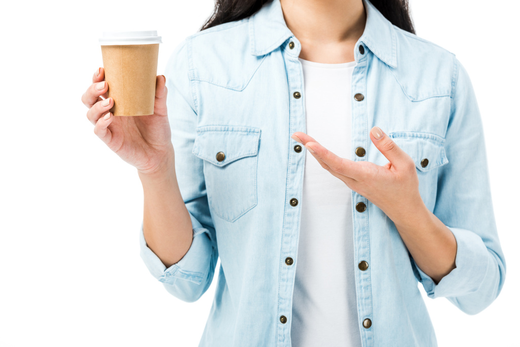 обрізаний вид жінки в джинсовій сорочці, вказуючи рукою на паперову чашку ізольовано на білому
  - Фото, зображення