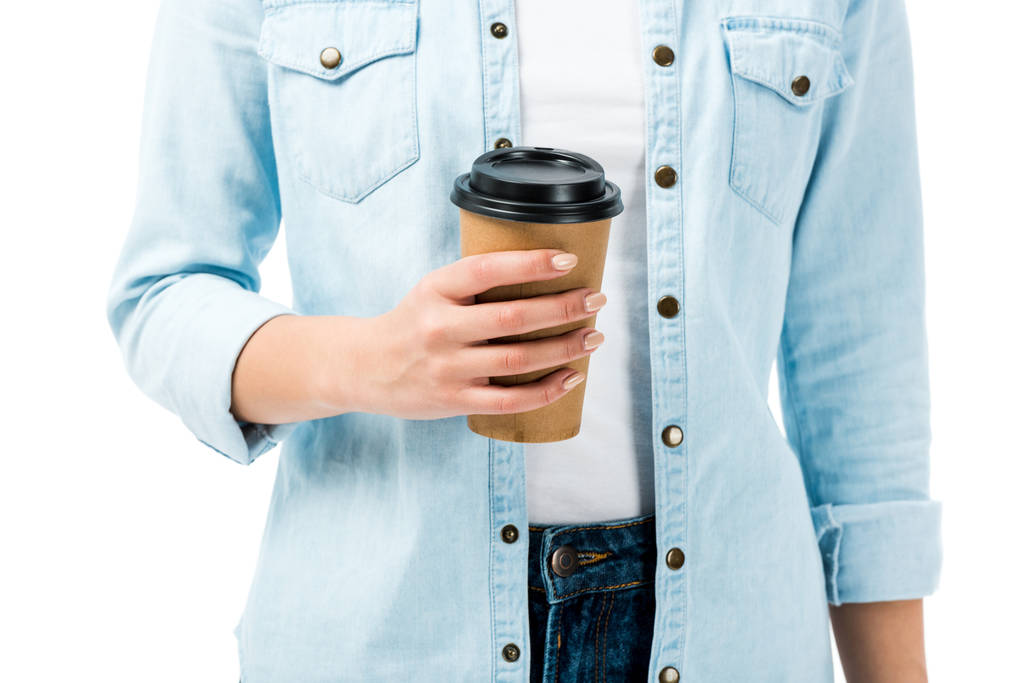 обрезанный вид женщины в джинсовой рубашке держа бумажную чашку изолированы на белом
  - Фото, изображение