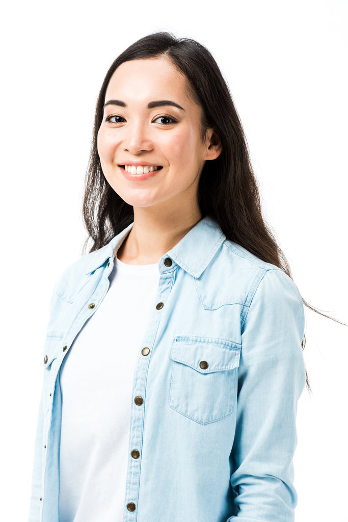 atraente e sorrindo asiático mulher no denim camisa olhando para câmera isolado no branco
  - Foto, Imagem