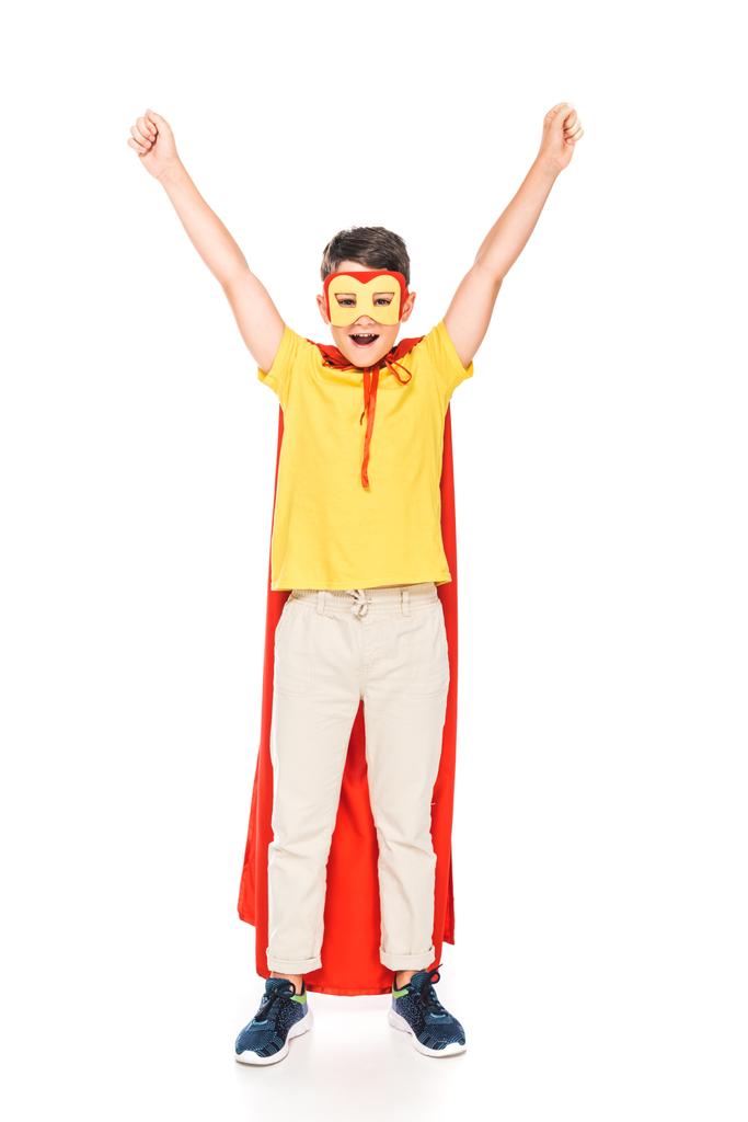 vista completa de niño sonriente en máscara y capa de héroe mostrando sí gesto aislado en blanco
 - Foto, Imagen
