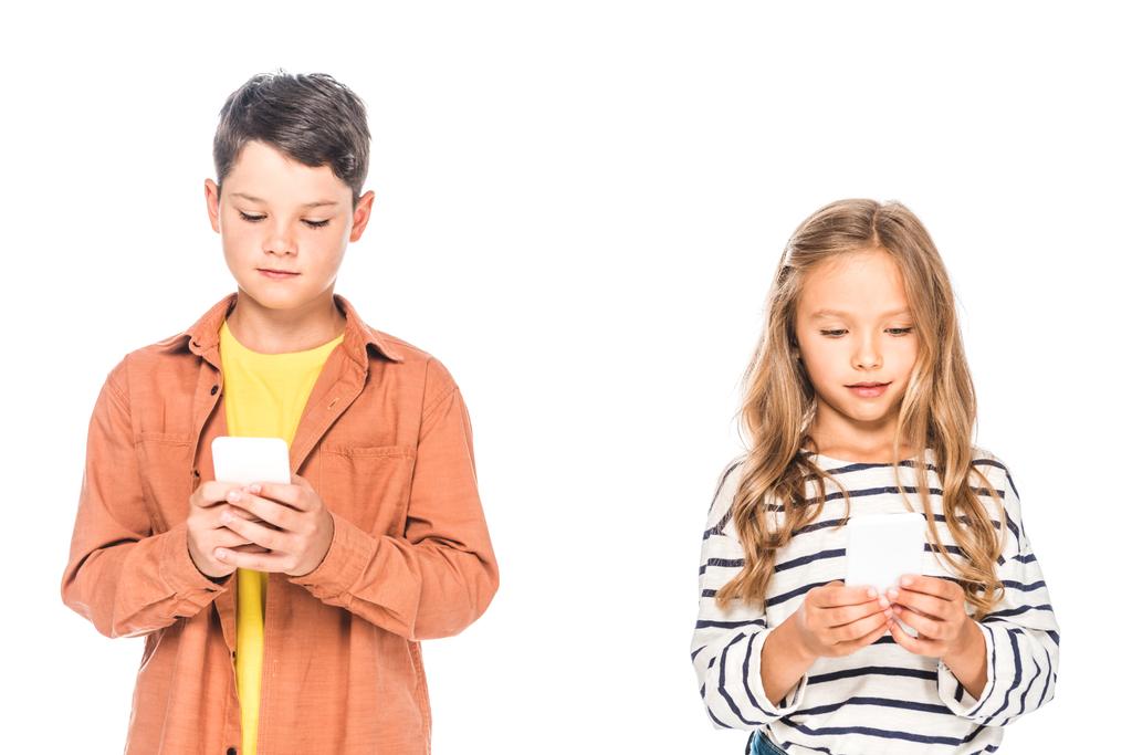 μπροστινή όψη δύο παιδιών που χρησιμοποιούν smartphones απομονωμένα σε λευκό - Φωτογραφία, εικόνα