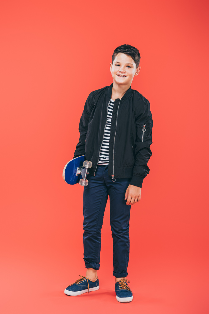 pohled na usmívající se dítě se skateboard na červenou - Fotografie, Obrázek