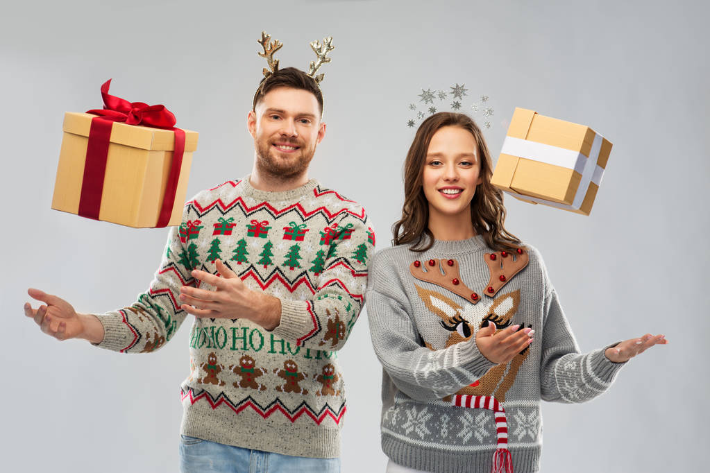 happy couple in christmas sweaters with gift boxes - Photo, Image