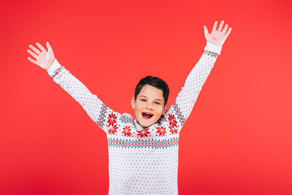 вид спереди возбужденного ребенка в свитере, изолированного на красный
 - Фото, изображение