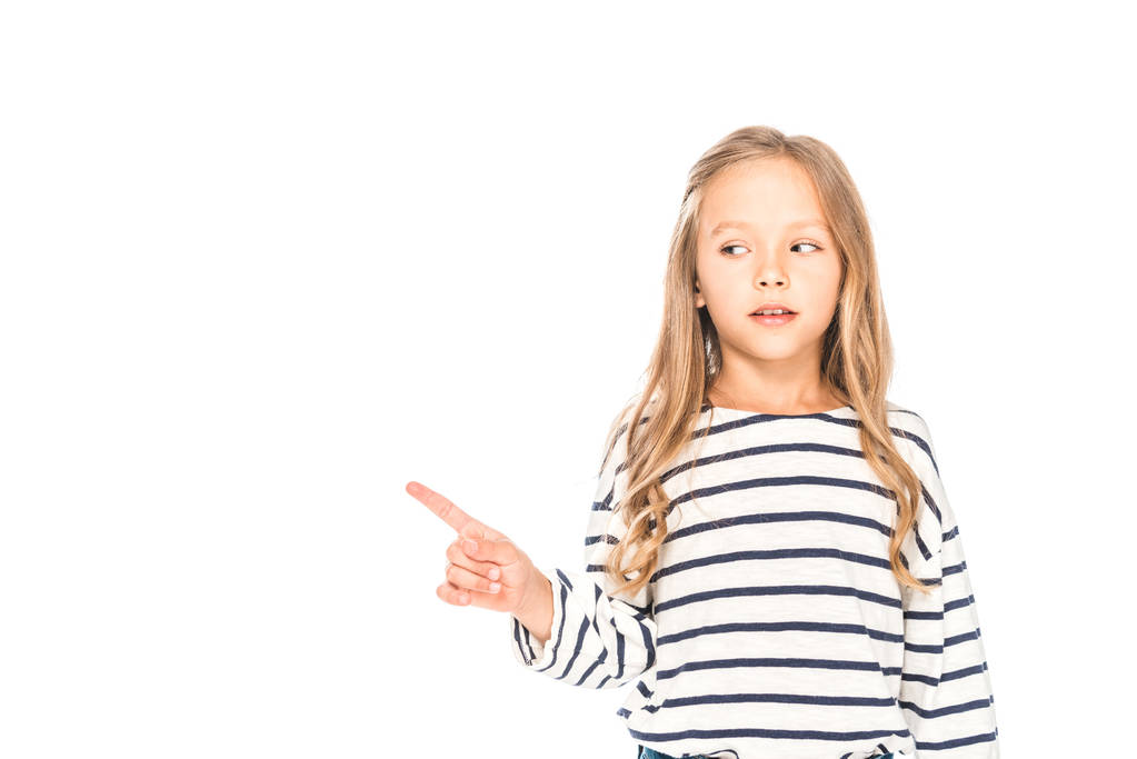 vue de face de l'enfant en tenue décontractée pointant avec doigt isolé sur blanc
 - Photo, image