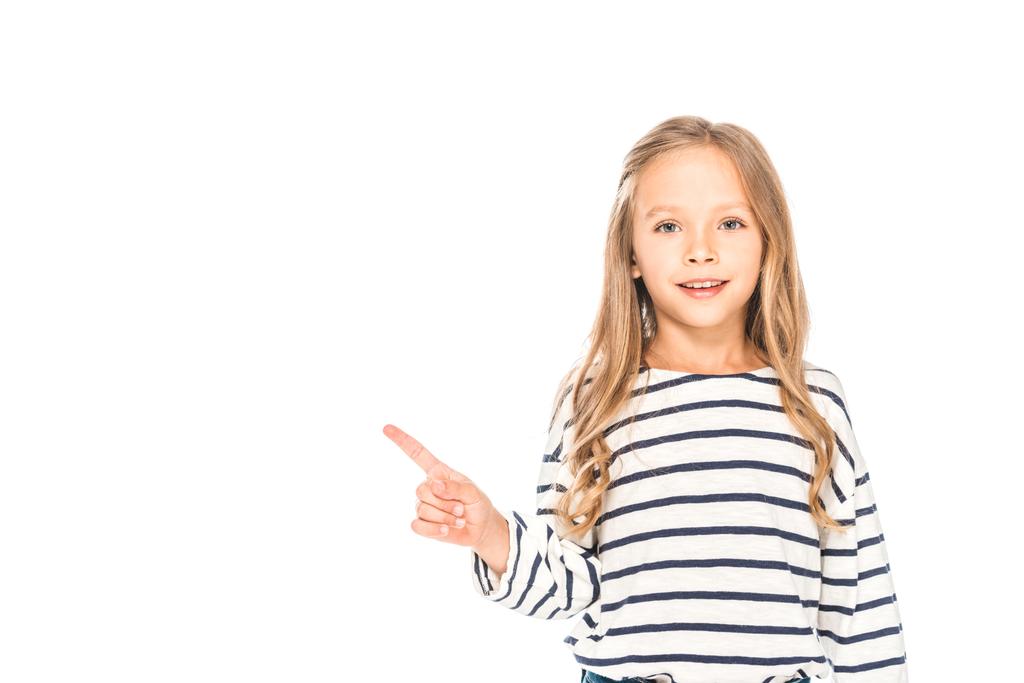 вид спереди ребенка в повседневной одежде, указывающего пальцем на белом
 - Фото, изображение