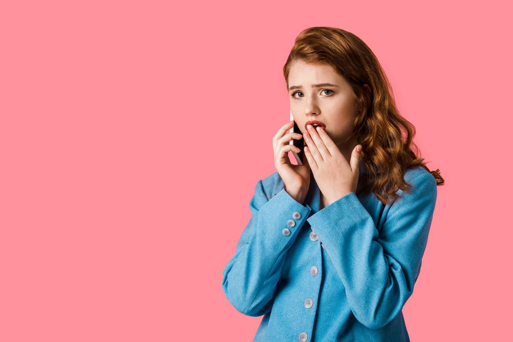 yllättynyt punapää tyttö puhuu älypuhelimella eristetty vaaleanpunainen
  - Valokuva, kuva