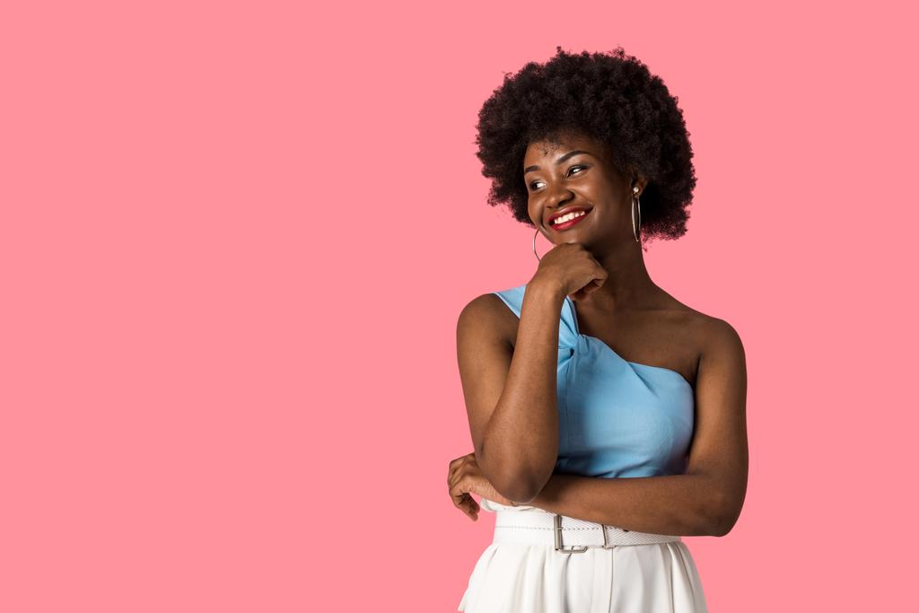 щаслива афроамериканська жінка посміхається ізольовано на рожевому
  - Фото, зображення