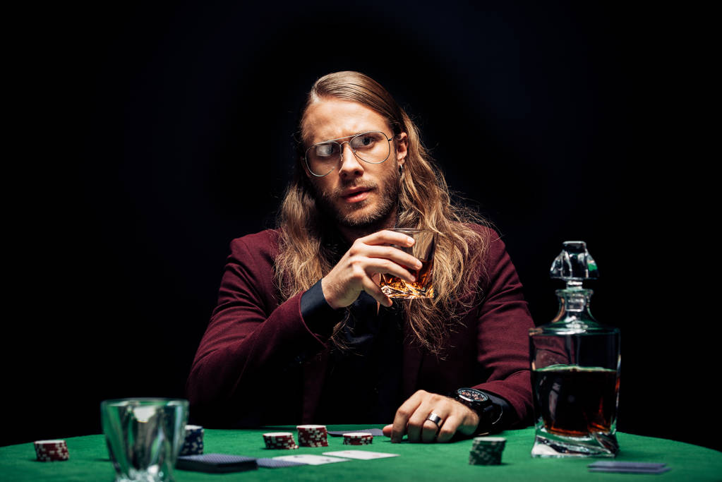 enfoque selectivo del hombre en gafas de ojo cerca de jugar a las cartas aisladas en negro
  - Foto, imagen