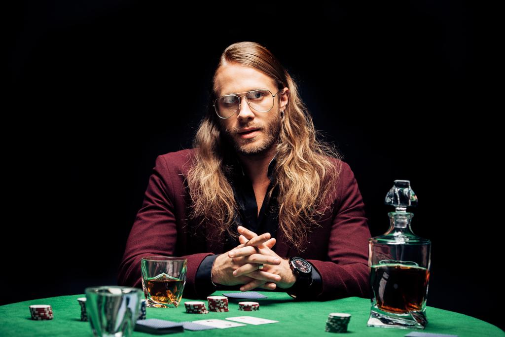 messa a fuoco selettiva di uomo in occhiali occhio vicino a carte da gioco su tavolo da poker isolato su nero
  - Foto, immagini