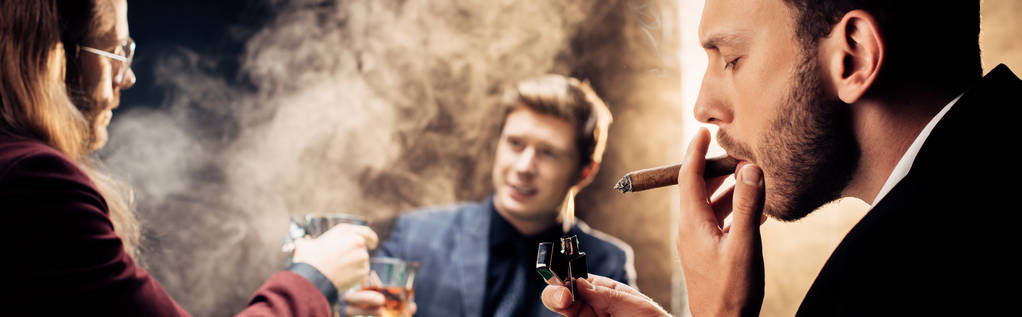 煙で黒でポーカーをしながら喫煙ハンサムな男のパノラマショット  - 写真・画像