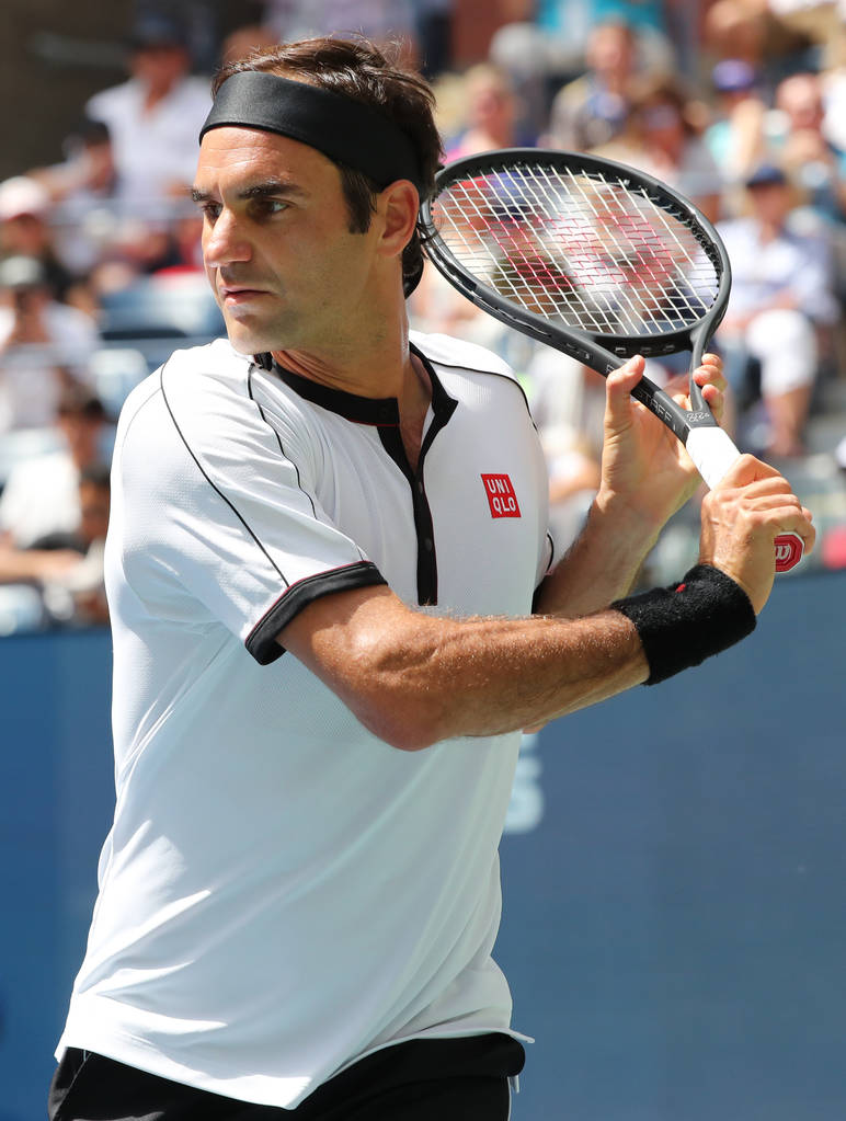 NEW YORK - 1 ΣΕΠΤΕΜΒΡΙΟΥ 2019: 20 φορές πρωταθλητής Grand Slam Roger Federer της Ελβετίας σε δράση κατά τη διάρκεια του US Open γύρου του 16 αγώνα στο National Tennis Center στη Νέα Υόρκη - Φωτογραφία, εικόνα