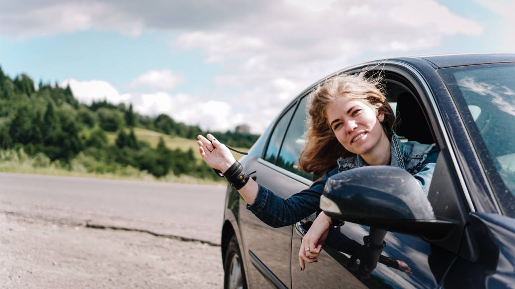 Mulher feliz viaja de carro nas montanhas. Conceito férias de verão
 - Foto, Imagem
