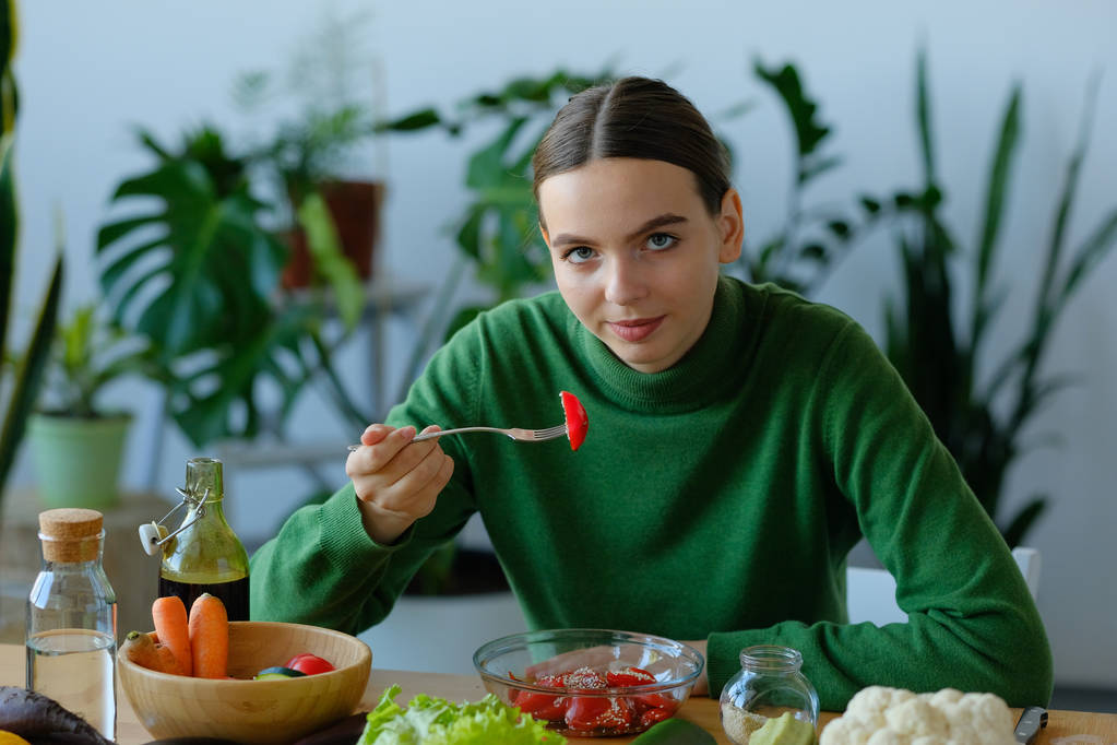 wegańskie teen girl jedzenia Sałatka w kuchni w domu wnętrze - Zdjęcie, obraz