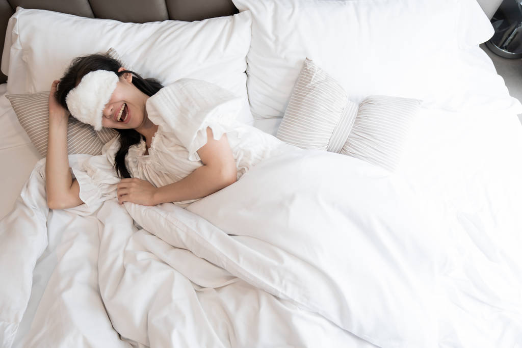 Счастливая девушка носить маску сна и готовы проснуться в море
 - Фото, изображение