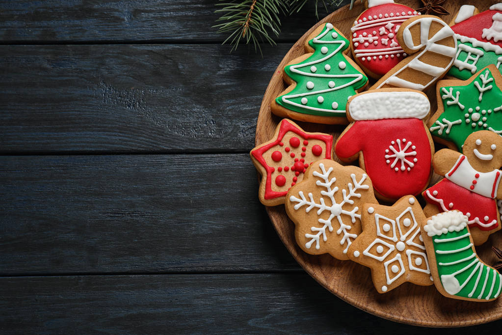 Biscoitos de Natal caseiros saborosos na mesa de madeira azul escuro, vista superior. Espaço para texto
 - Foto, Imagem