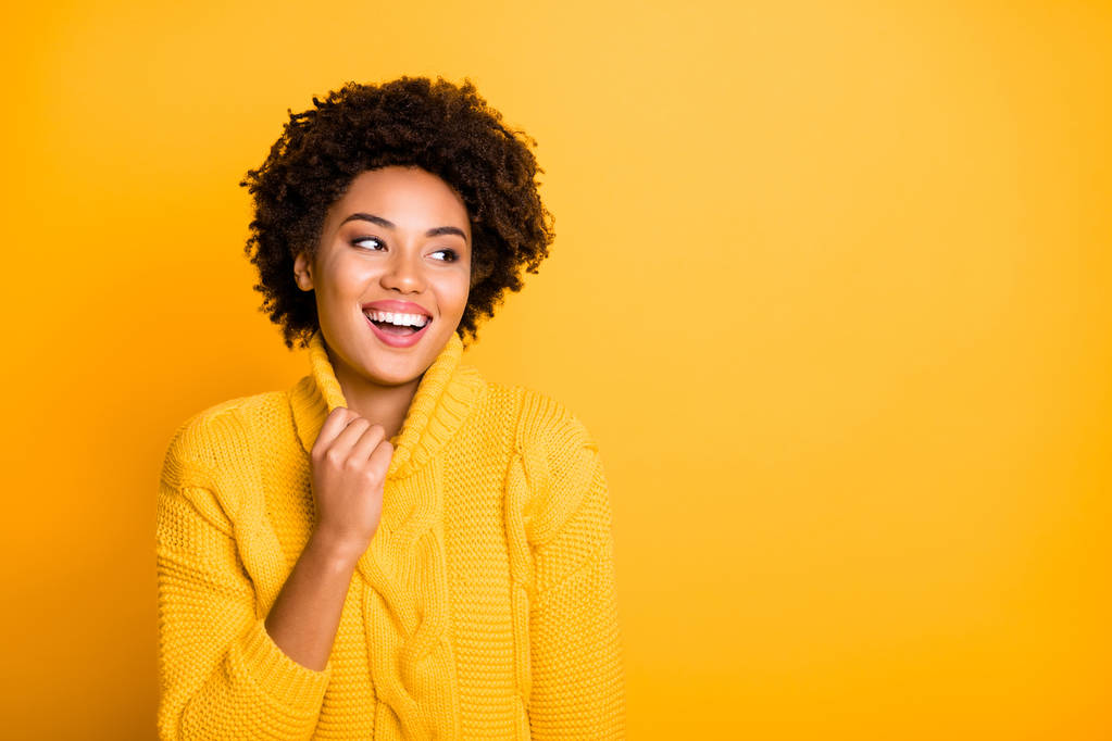 Foto van Amazing Dark Skin Lady luisteren grappige grap dragen warme gebreide Pullover geïsoleerd gele achtergrond - Foto, afbeelding