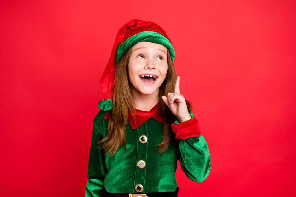 Kırmızı arka plan üzerinde izole greem elf kostüm şapka kap giyen wow omg çığlık wow omg sahip onu işaret parmağı yükselterek sürpriz liitle çocuk elf Portresi - Fotoğraf, Görsel