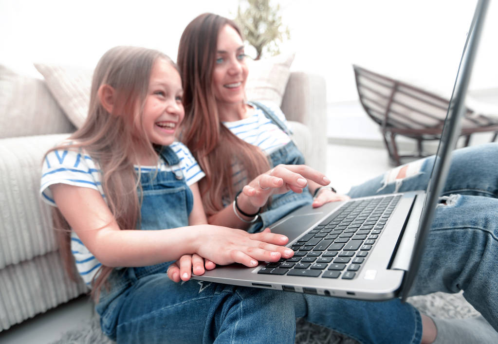 mãe feliz com adorável menina com laptop
 - Foto, Imagem
