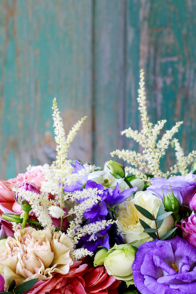 Fondo de flores con rosa, eustoma, clavel y espiral
.  - Foto, Imagen