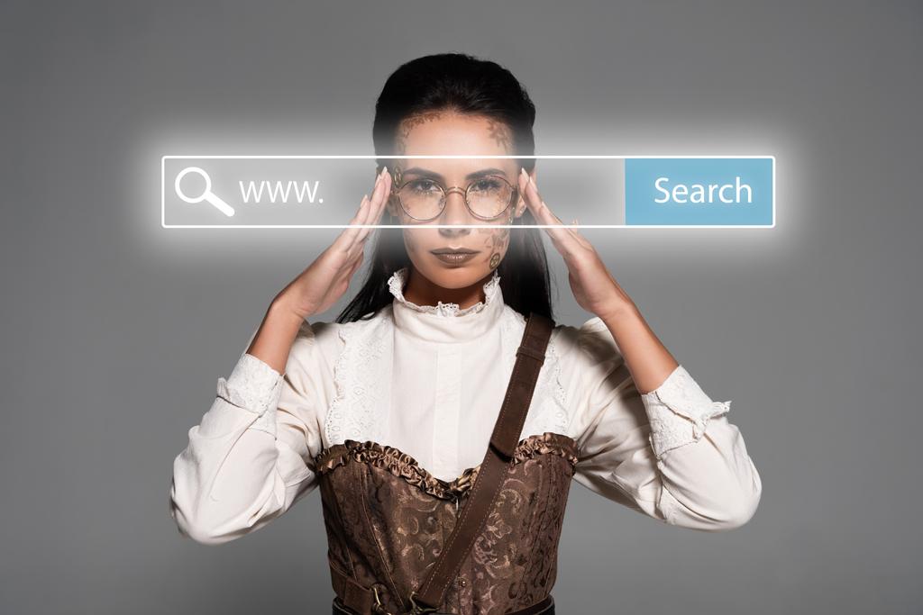 стімпанк жінка торкається окулярів за пошуковою панеллю цифрова ілюстрація ізольована на сірому
 - Фото, зображення