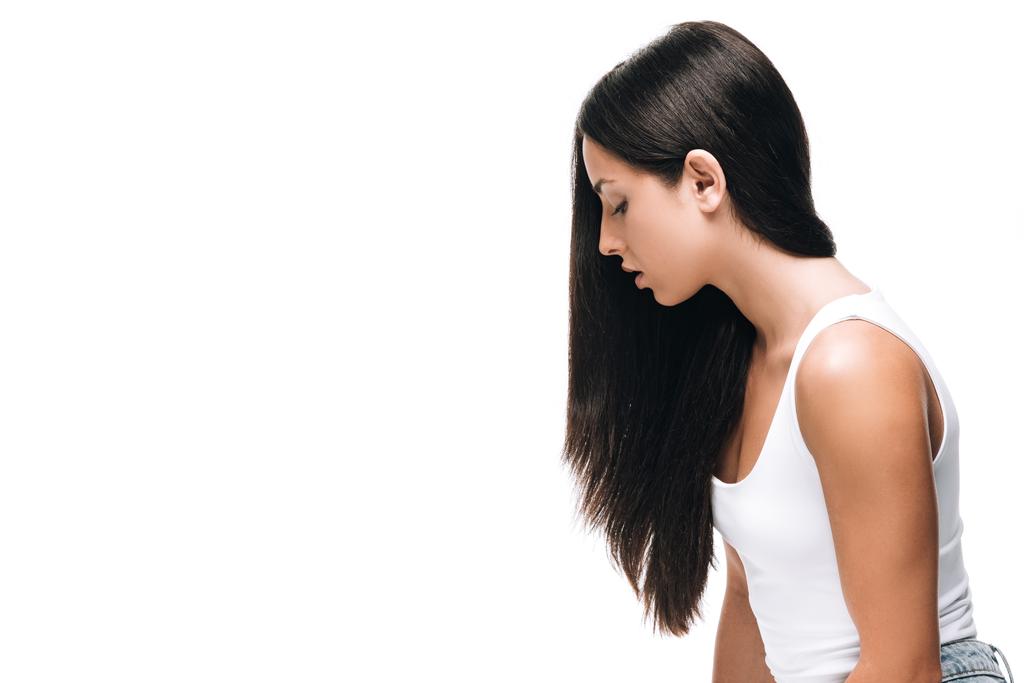 vista lateral da mulher bonita morena com cabelo longo e reto saudável e brilhante isolado no branco
 - Foto, Imagem