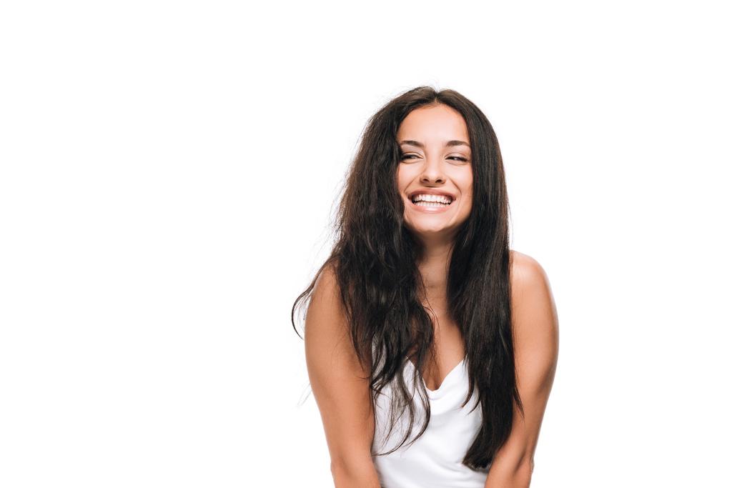 heureuse brune belle femme aux cheveux raides et bouclés isolés sur blanc
 - Photo, image