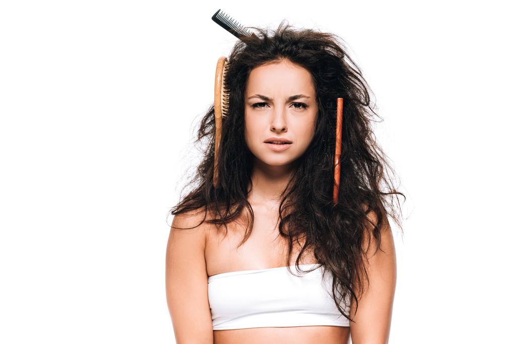 inquiet femme brune avec des peignes dans les cheveux ondulés indisciplinés isolés sur blanc
 - Photo, image
