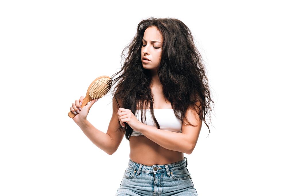 брюнетка жінка укладає неслухняне кучеряве волосся з пензлем для волосся ізольовано на білому
 - Фото, зображення