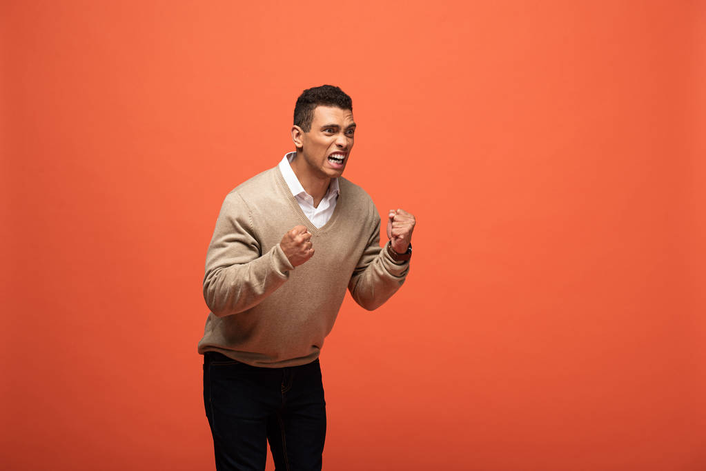 змішана расова людина в бежевому светрі, що показує так жест ізольовано на помаранчевому
 - Фото, зображення
