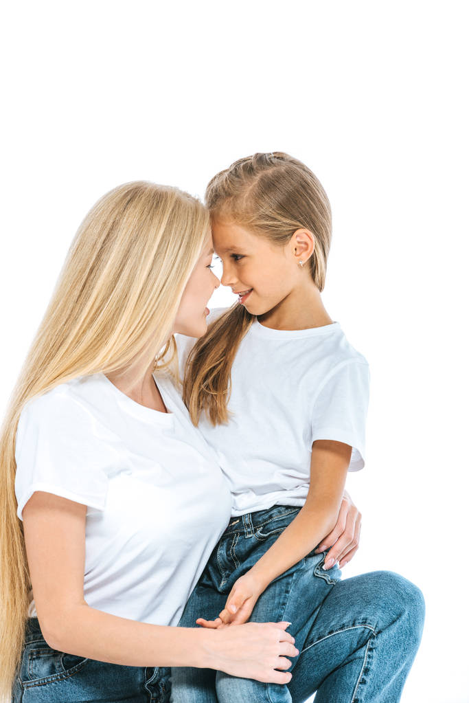 щаслива мати і дочка, дивлячись один на одного, ізольовані на білому
 - Фото, зображення