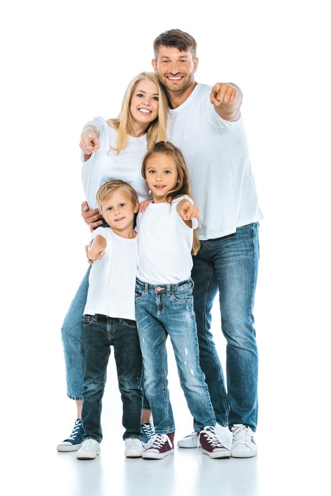famiglia felice che punta con le dita e sorride sul bianco
 - Foto, immagini