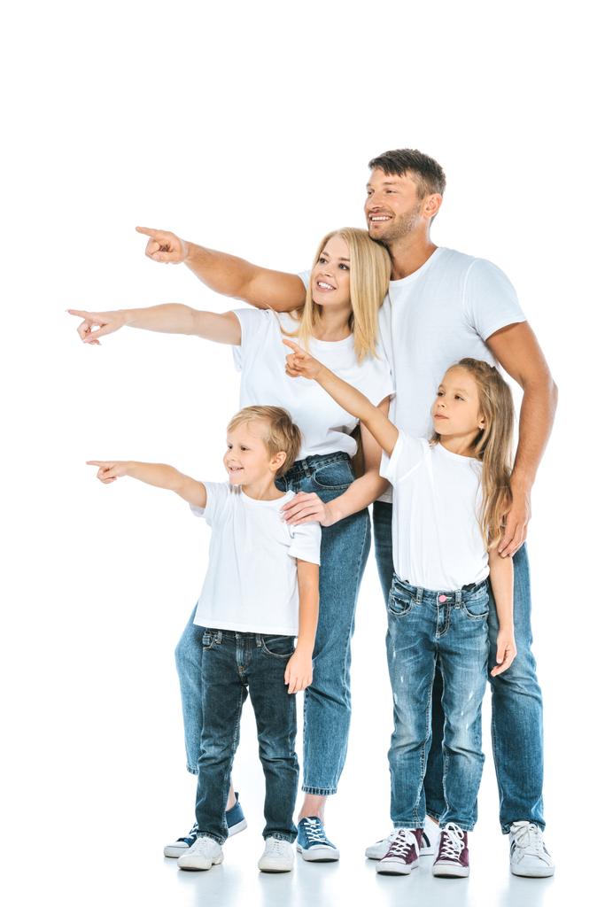 heureux parents et les enfants pointant du doigt et regardant loin sur blanc
 - Photo, image