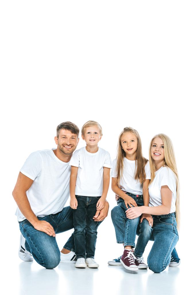 vrolijk familie glimlachen terwijl kijken naar camera op wit - Foto, afbeelding
