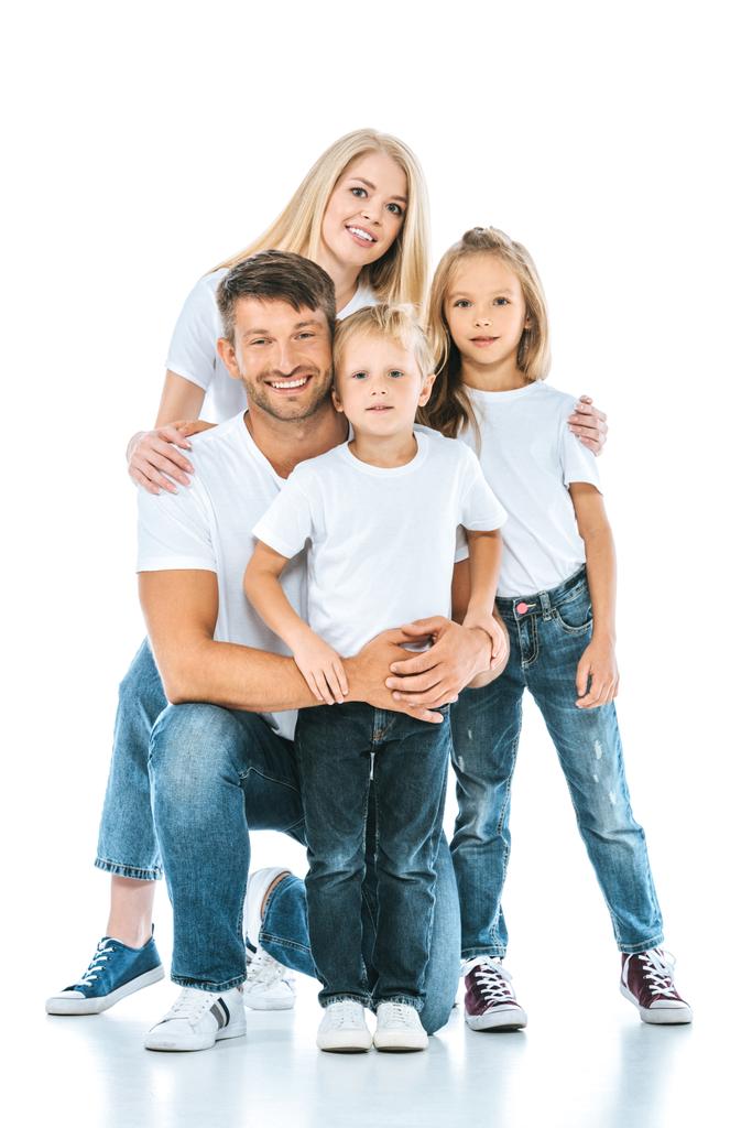 θετική οικογένεια χαμογελώντας κοιτάζοντας κάμερα σε λευκό  - Φωτογραφία, εικόνα