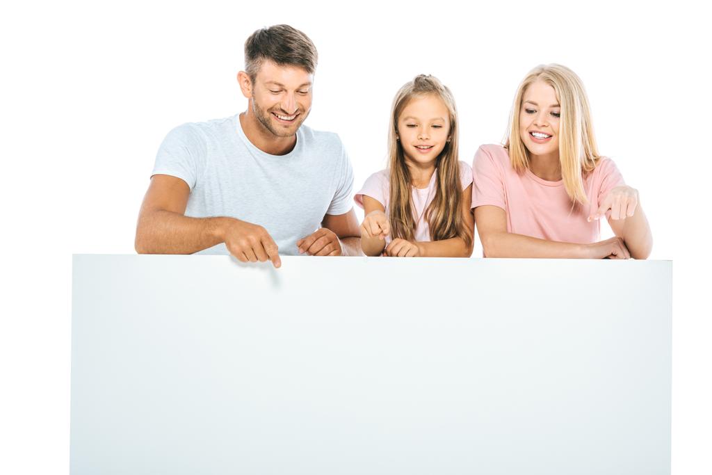 heureux parents et fille pointant avec les doigts à blanc placard isolé sur blanc
  - Photo, image