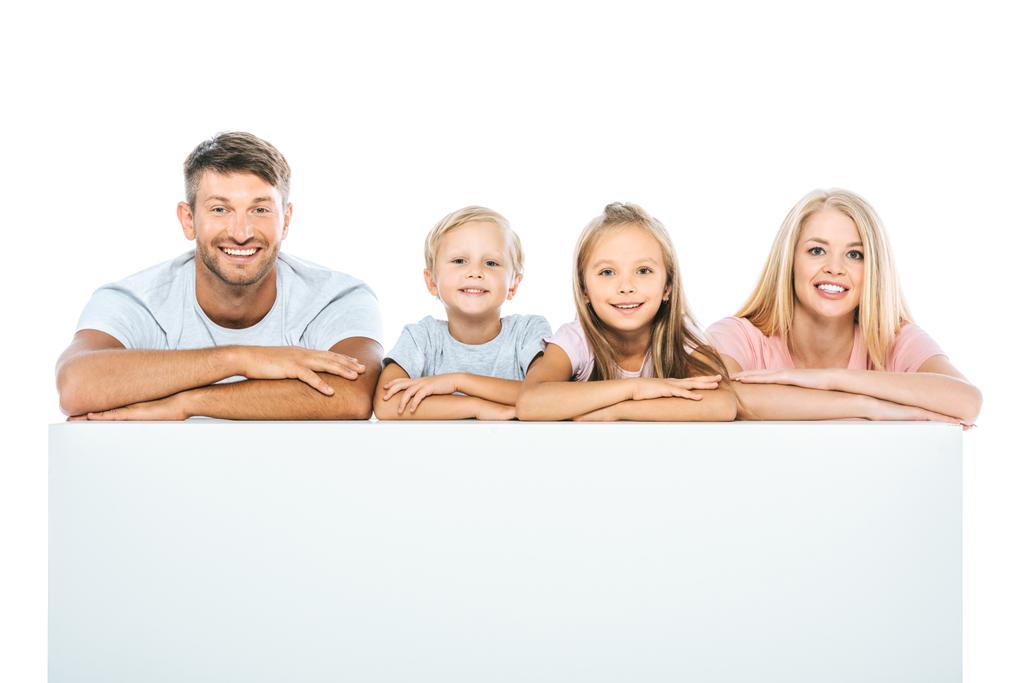 onnellinen vanhemmat ja söpö lapset lähellä tyhjä kyltti eristetty valkoinen
 - Valokuva, kuva