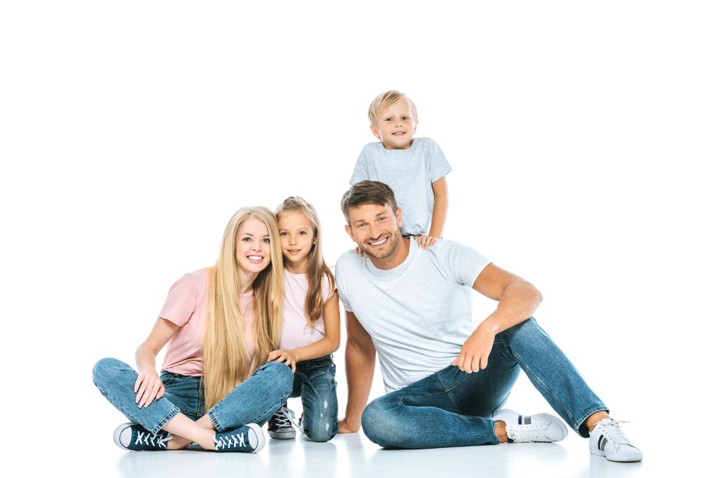 счастливые родители и дети в джинсах в голубой джинсе сидят на белом
  - Фото, изображение