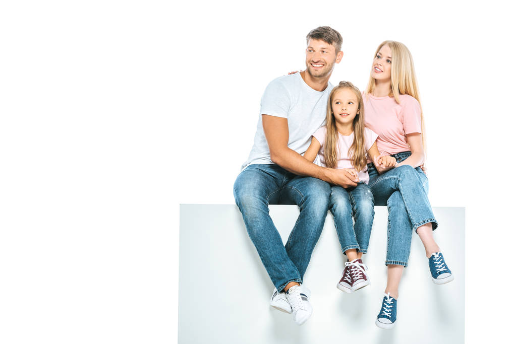šťastná rodina sedí na kostce izolované na bílém  - Fotografie, Obrázek