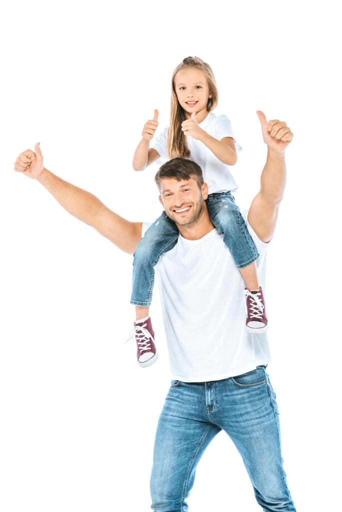 Ευτυχισμένος πατέρας κρατώντας στους ώμους κόρη και δείχνοντας τους αντίχειρες επάνω απομονωμένος στα λευκά  - Φωτογραφία, εικόνα