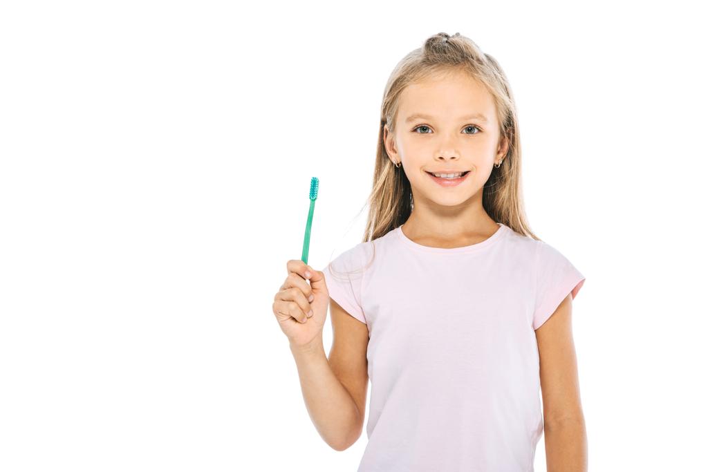 niño alegre sosteniendo cepillo de dientes aislado en blanco
  - Foto, imagen