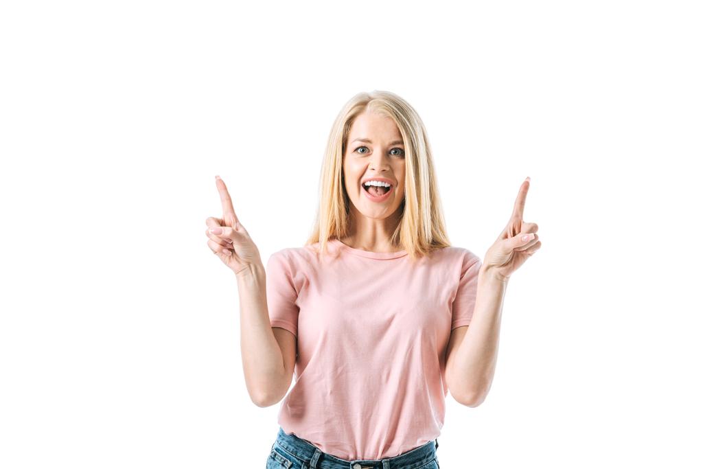 glückliche Frau mit geöffnetem Mund, die mit Fingern auf Weiß zeigt  - Foto, Bild